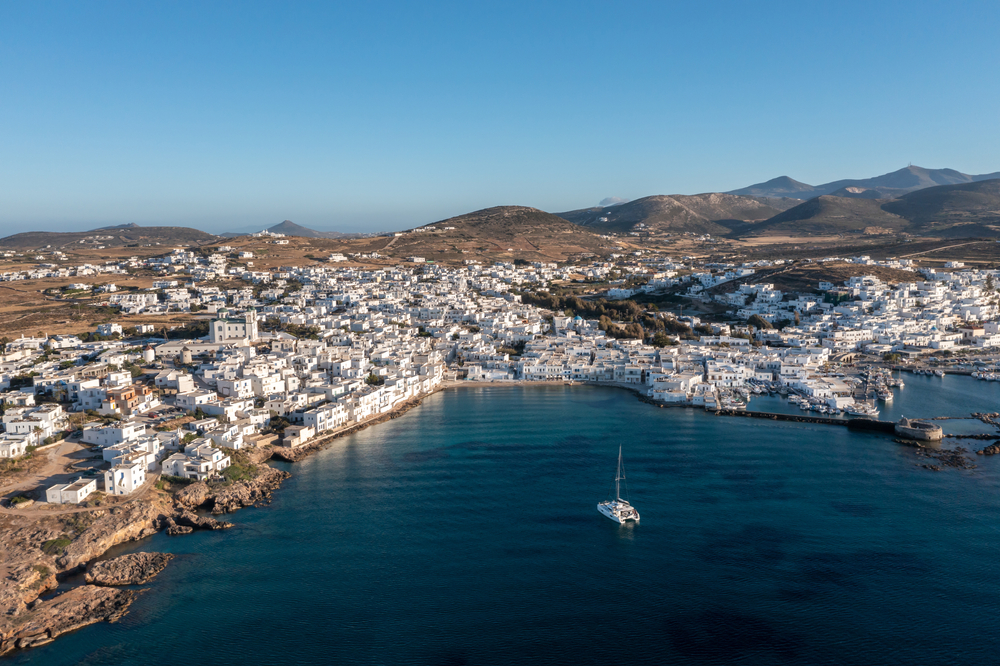 Naoussa og havnen på Paros sett fra luften