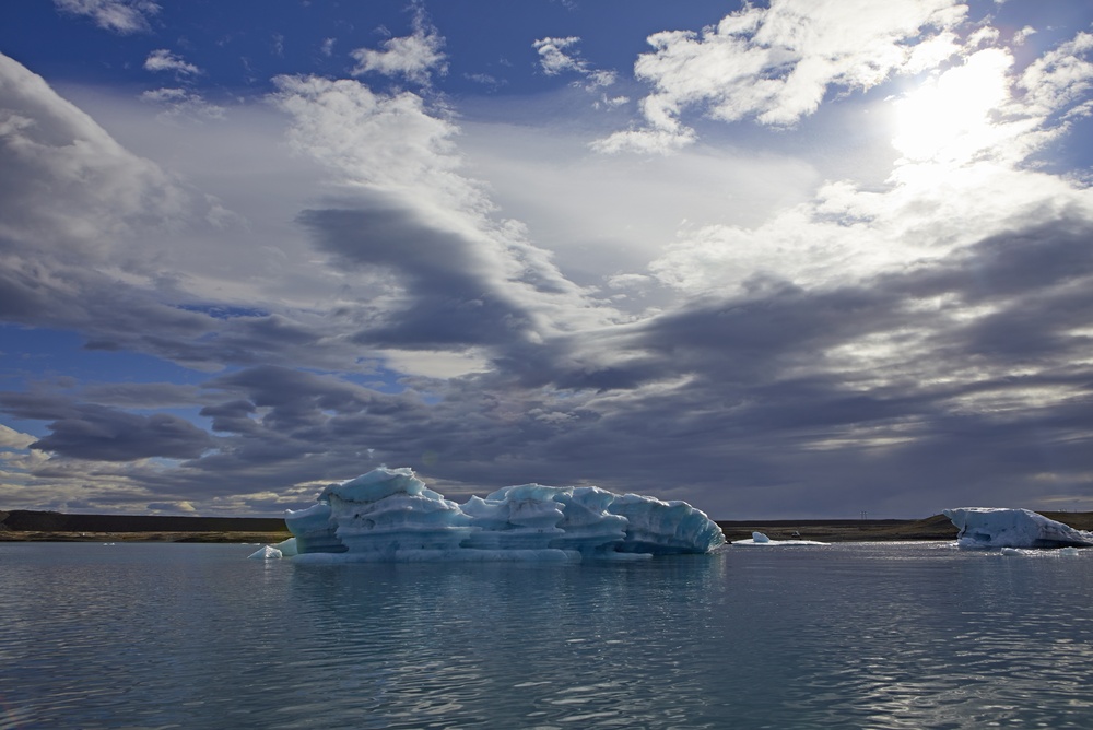 Isfjell i brelagunen Jökulsárlón ved foten av Vatnajökull