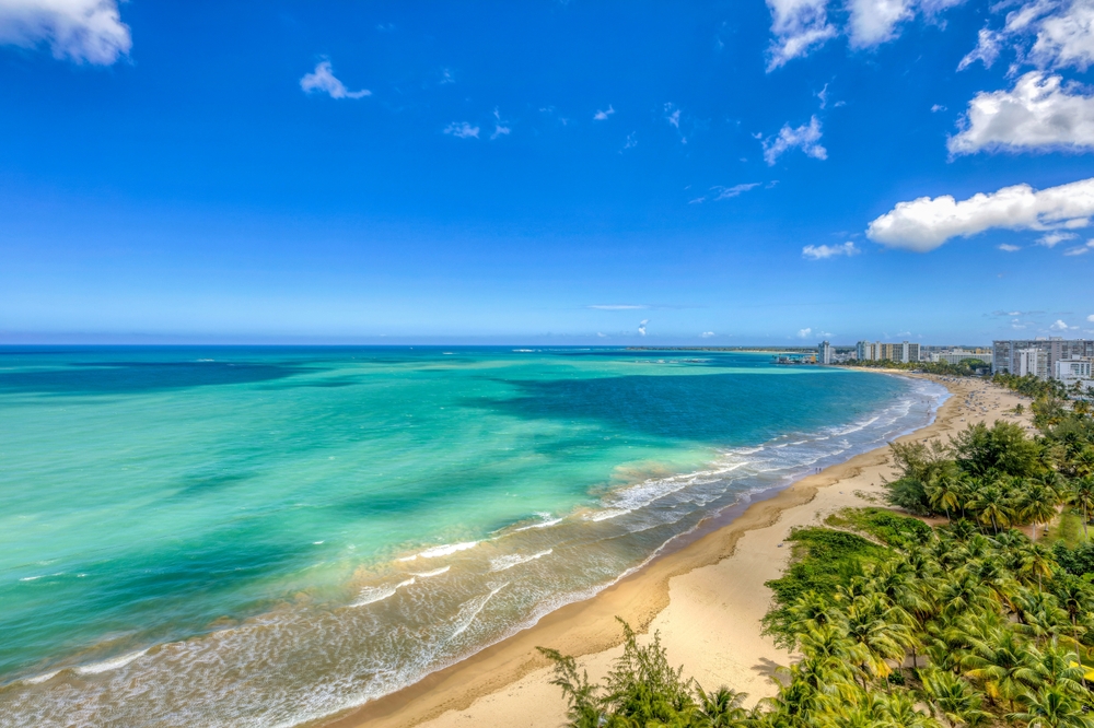 Hvor bør man bo på Puerto Rico? De 7 beste stedene & gode hoteller 4 Isla Verde Beach i Carolina ved San Juan sett fra luften