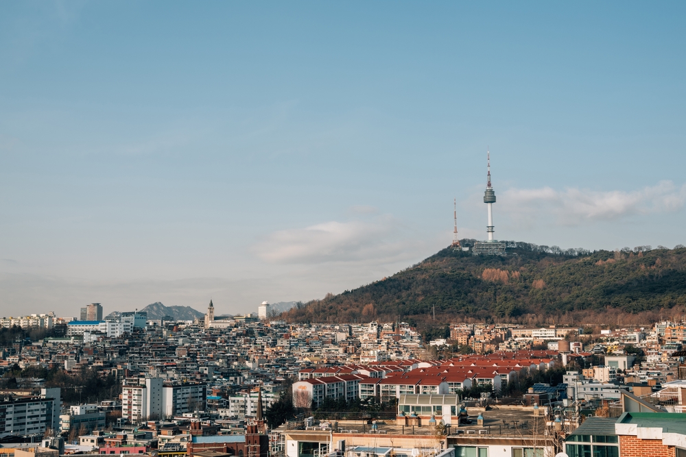 Utsikt over Itaewon med N Seoul Tower i bakgrunnen