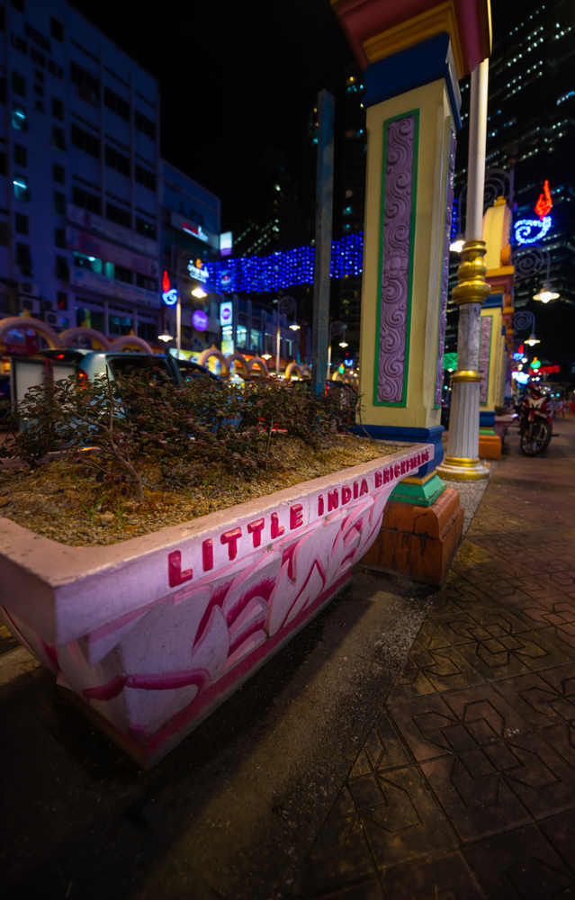 Jalan Tun Sambanthan i Little India i Brickfields i Kuala Lumpur om kvelden
