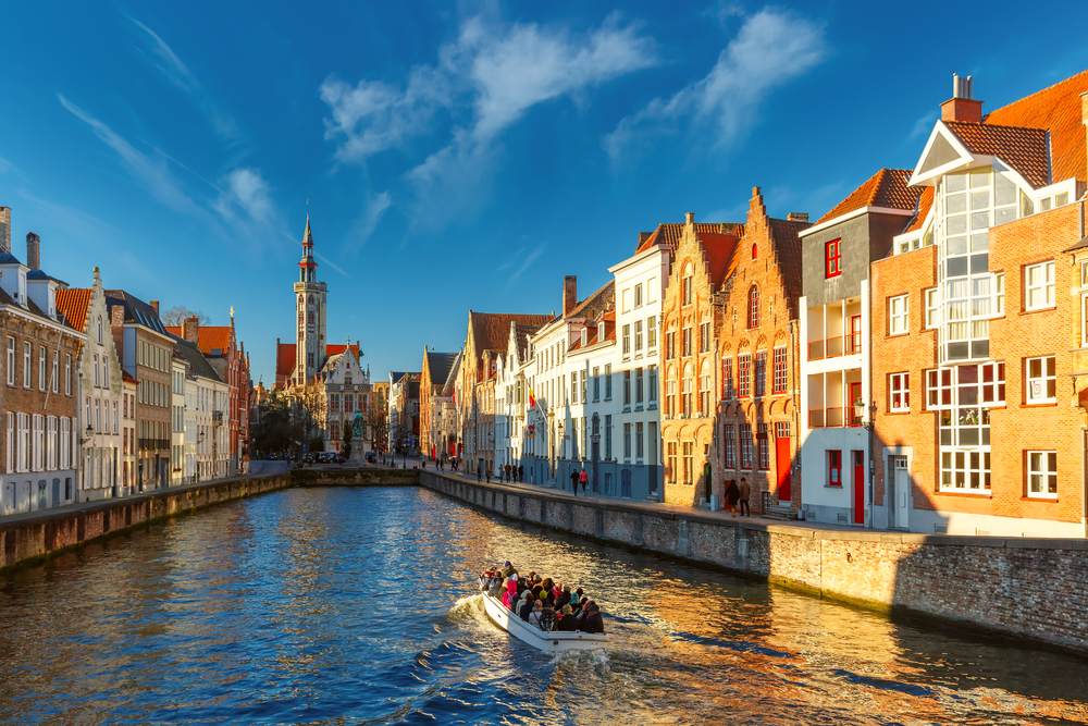 Kanalbåt på Spiegelrei ved Jan van Eyckplein i Brugge