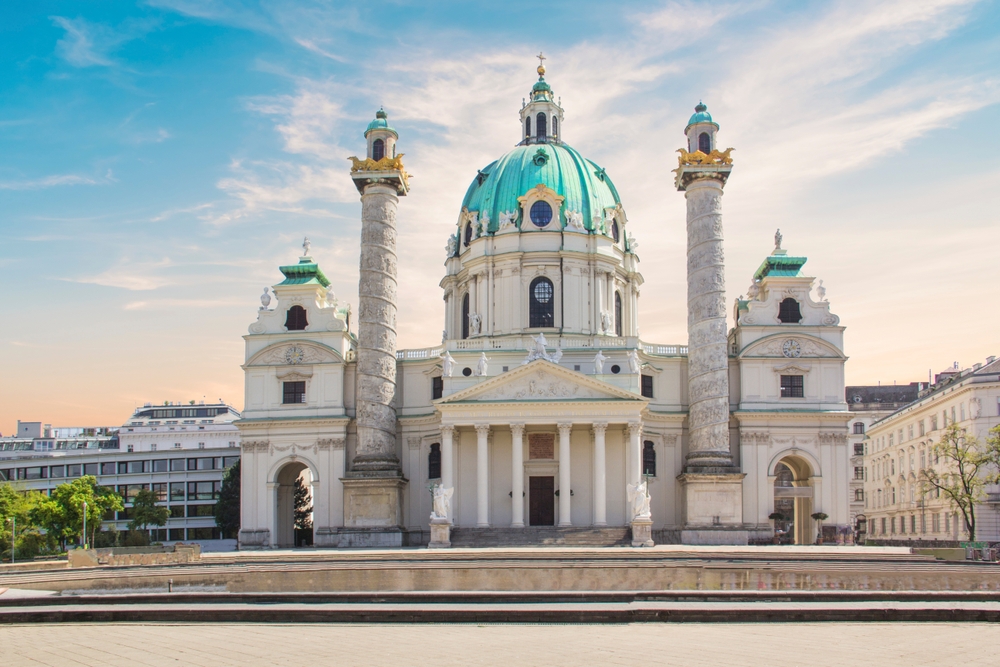 Karlskirche ved Karlsplatz i Wien