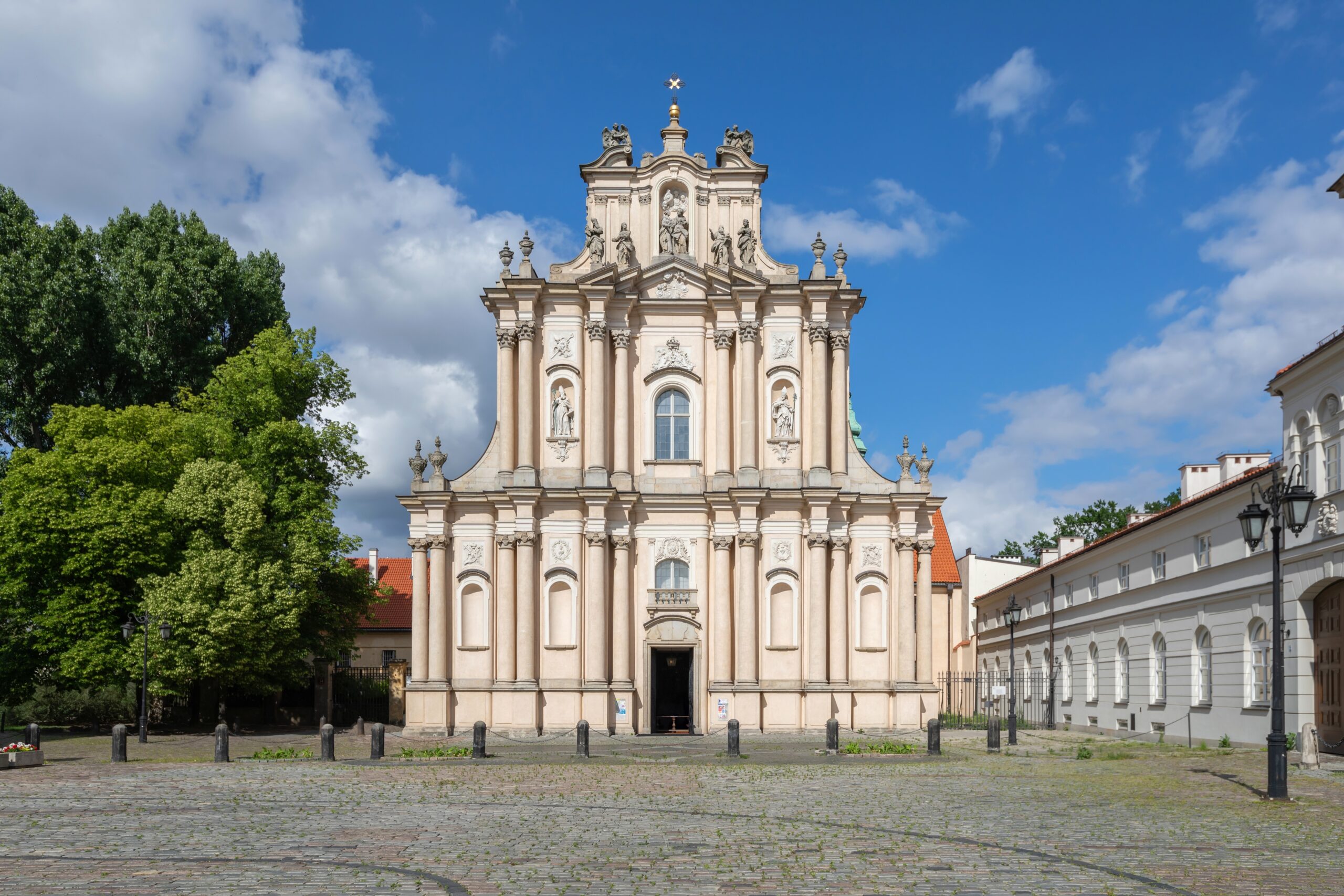 Hvor bør man bo i Warszawa? De 6 beste områdene & gode hoteller 3 Kirken Kościół Wizytek på Krakowskie Przedmieście i Warszawa