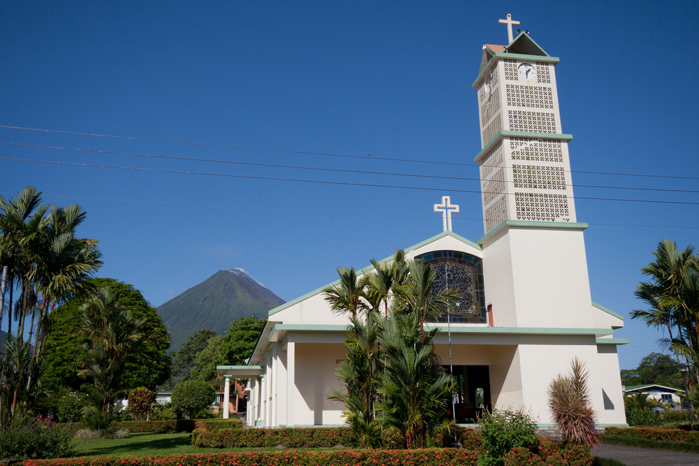 Kirken og parken i La Fortuna med vulkanen Arenal i bakgrunnen