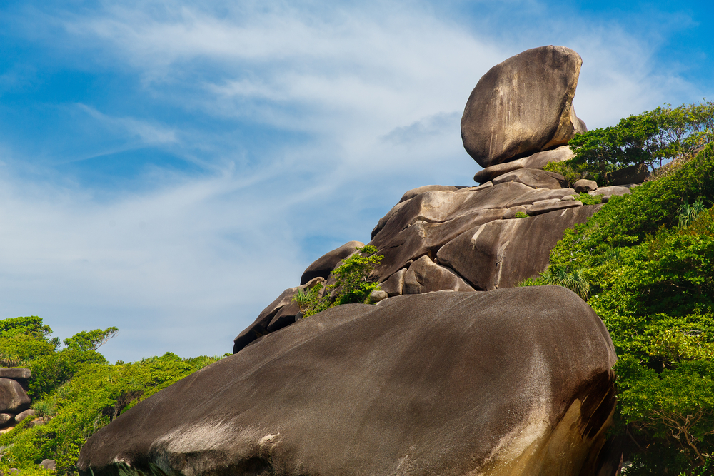 Klippen Sail Rock og det klare vannet ved Koh Similan på Similan-øyene