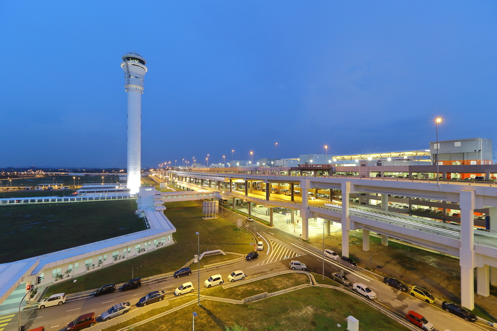 Kontrolltårnet og Transport Hub ved Terminal 2 på Kuala Lumpur lufthavn