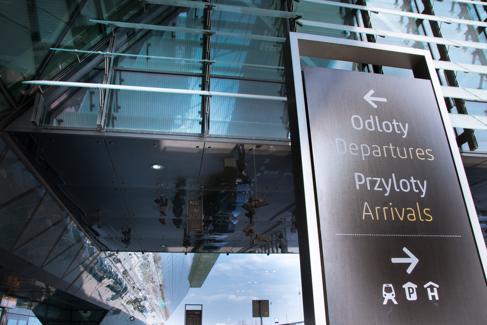 Skilt til avganger og ankomster på Kraków Airport
