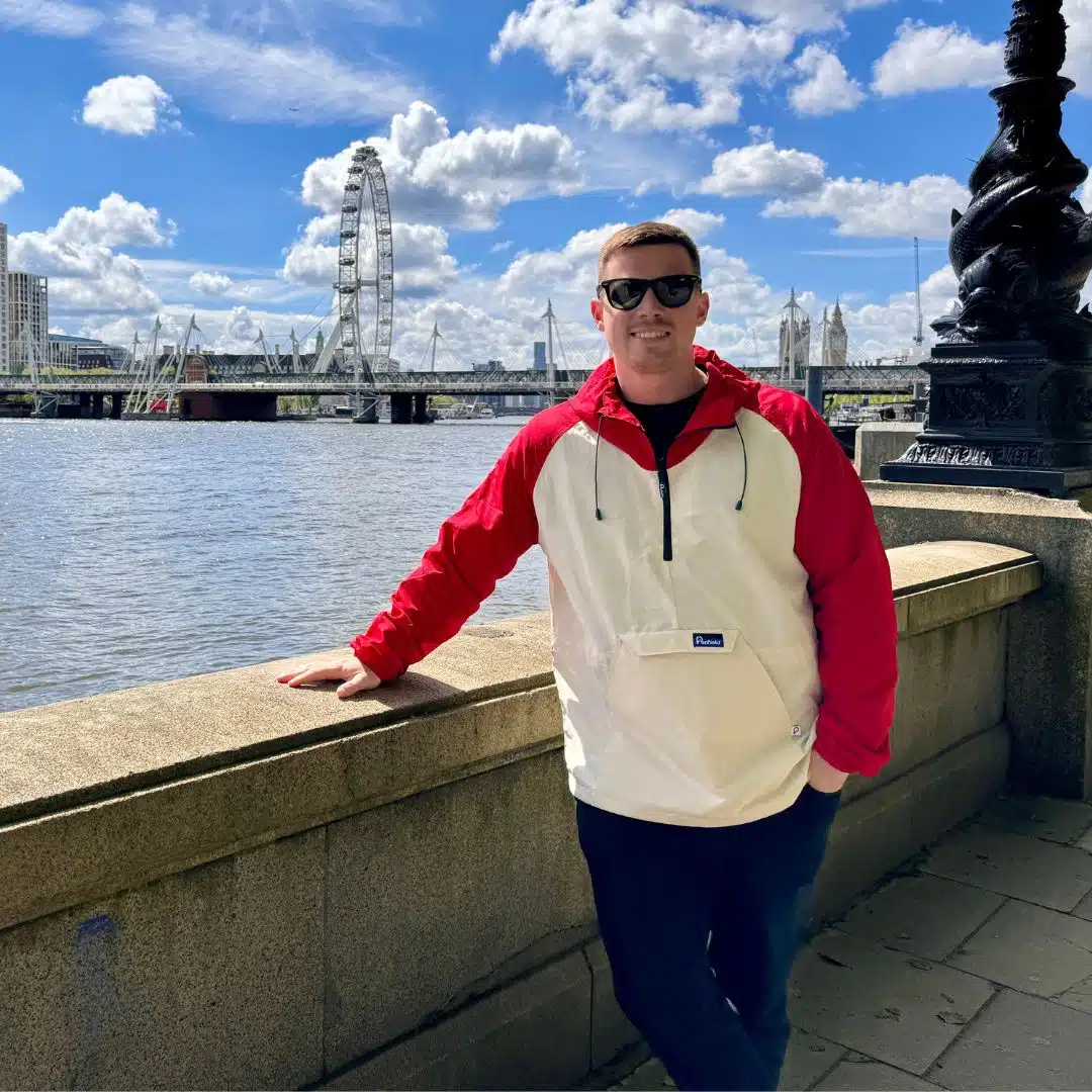 Kristoffer Føns ved Themsen med London Eye i bakgrunnen