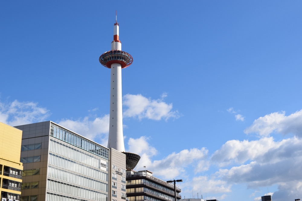 Fra Kansai lufthavn til Osaka og Kyoto - transportguide 5 Kyoto Tower ved Kyoto Station