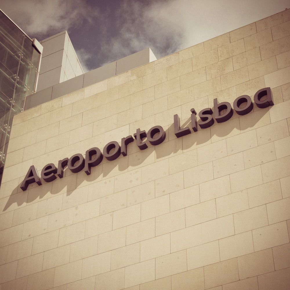 Skiltet ved hovedinngangen til Lisboa lufthavn
