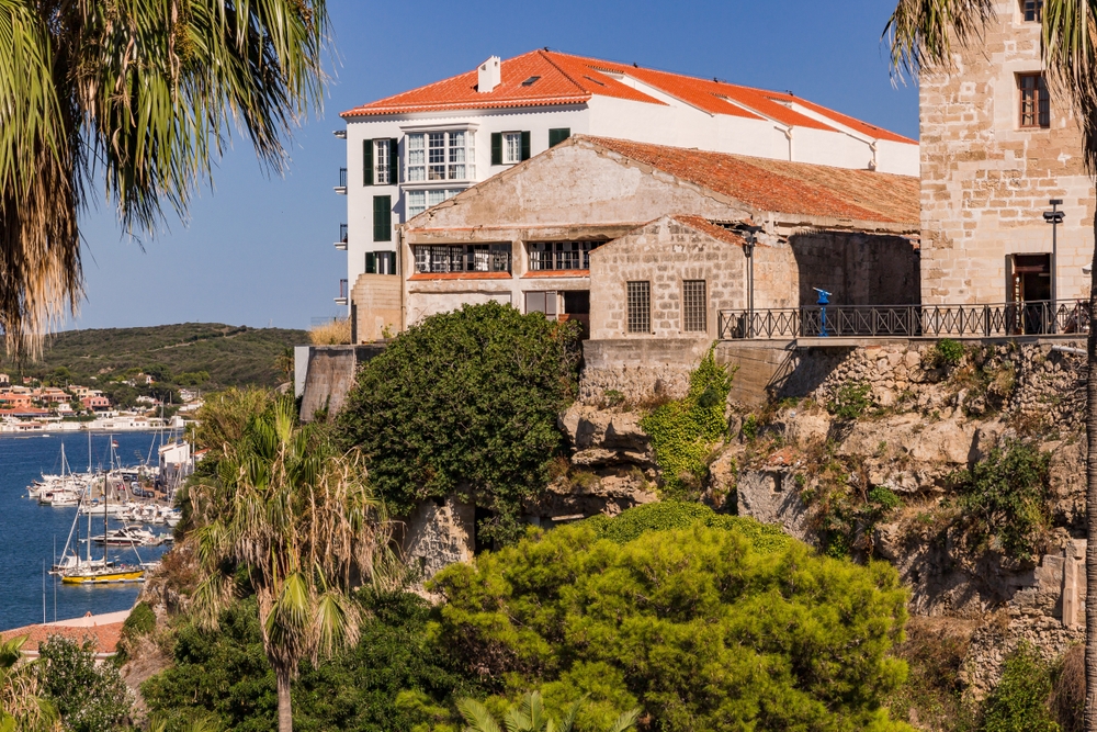 Hvor bør man bo på Menorca? De 6 beste områdene og hotellene 3 Havnen i Mahón på Menorca