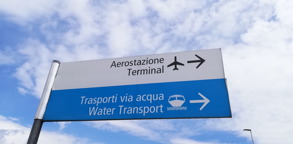 Skilt til båttransport på Marco Polo lufthavn i Venezia