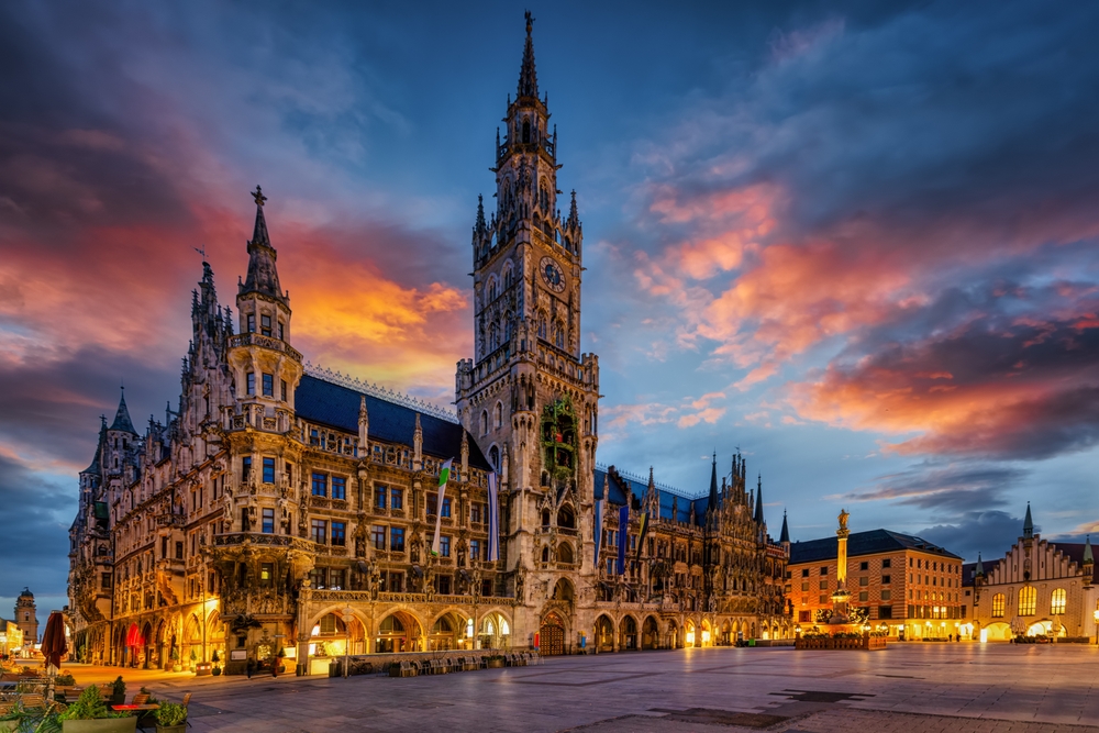 Severdigheter i München: de 18 beste tingene å se og gjøre 2 Marienplatz og rådhuset Neues Rathaus i München ved soloppgang