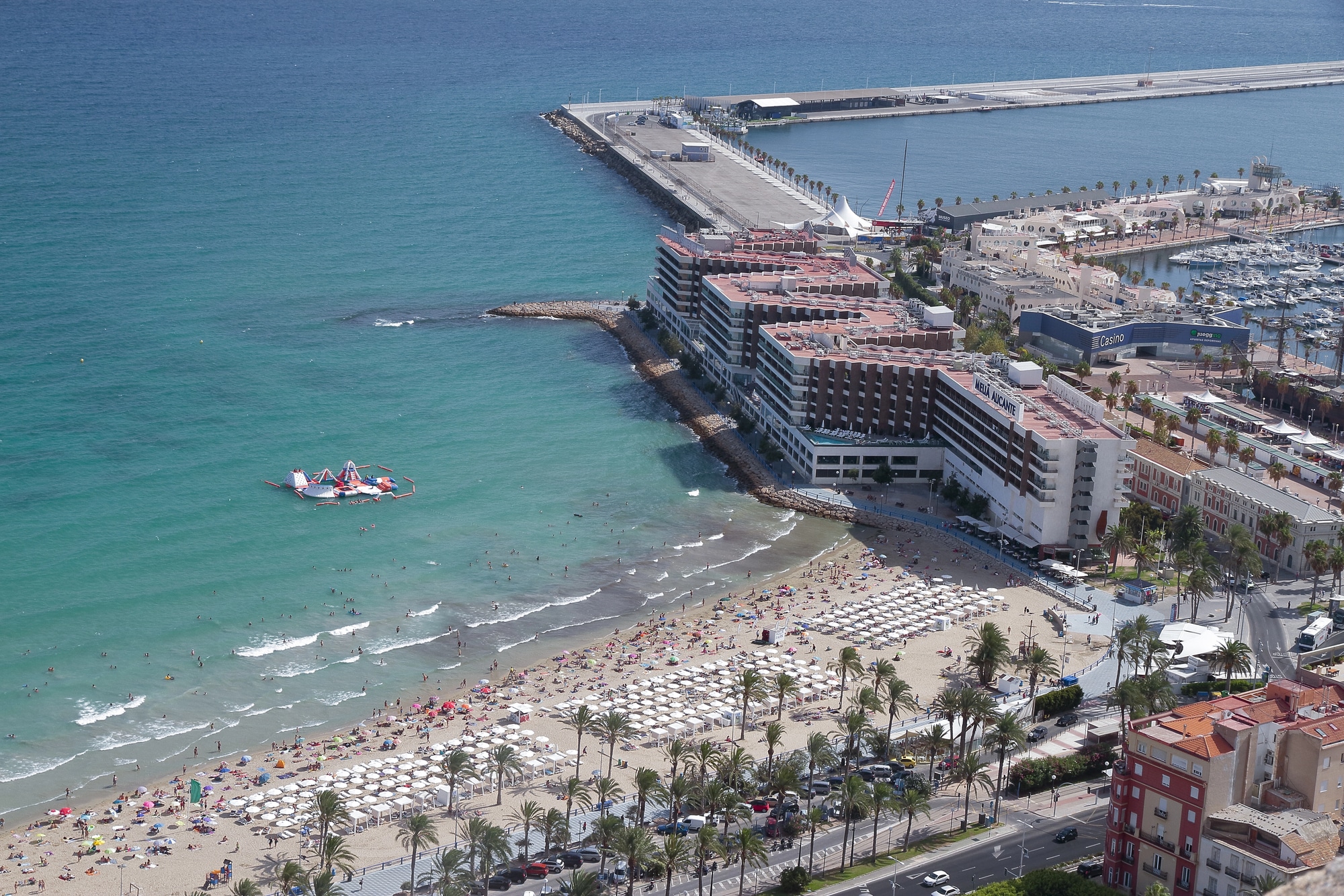 Marinaen og stranden Playa del Postiguet i Alicante