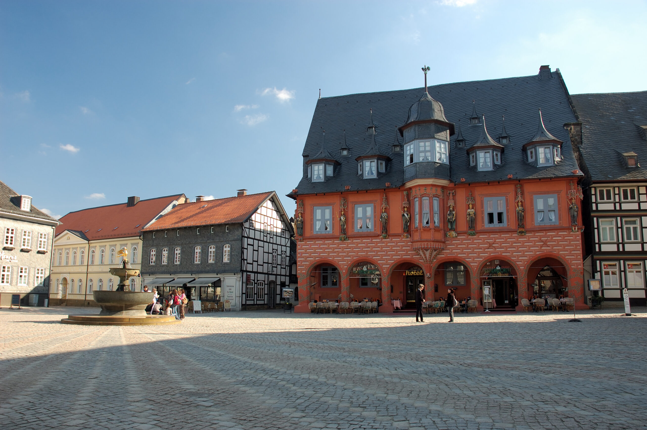 Marktplatz i Goslar med bindingsverkshus