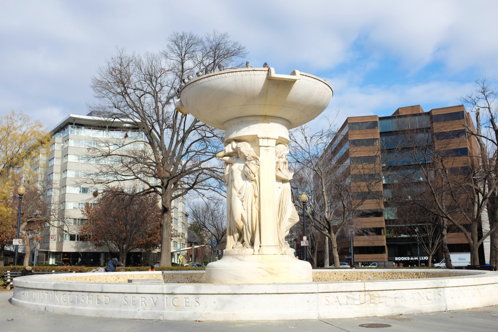 Hvor bør man bo i Washington D.C.? De 6 beste områdene & gode hoteller 5 Marmorfontenen i Dupont Circle i Washington D.C.