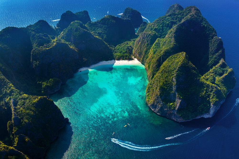 Maya Bay på Phi Phi Leh sett fra luften