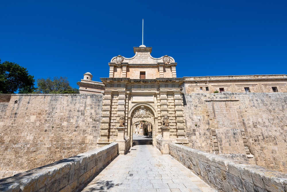 Mdina Gate og bymuren i Mdina på Malta