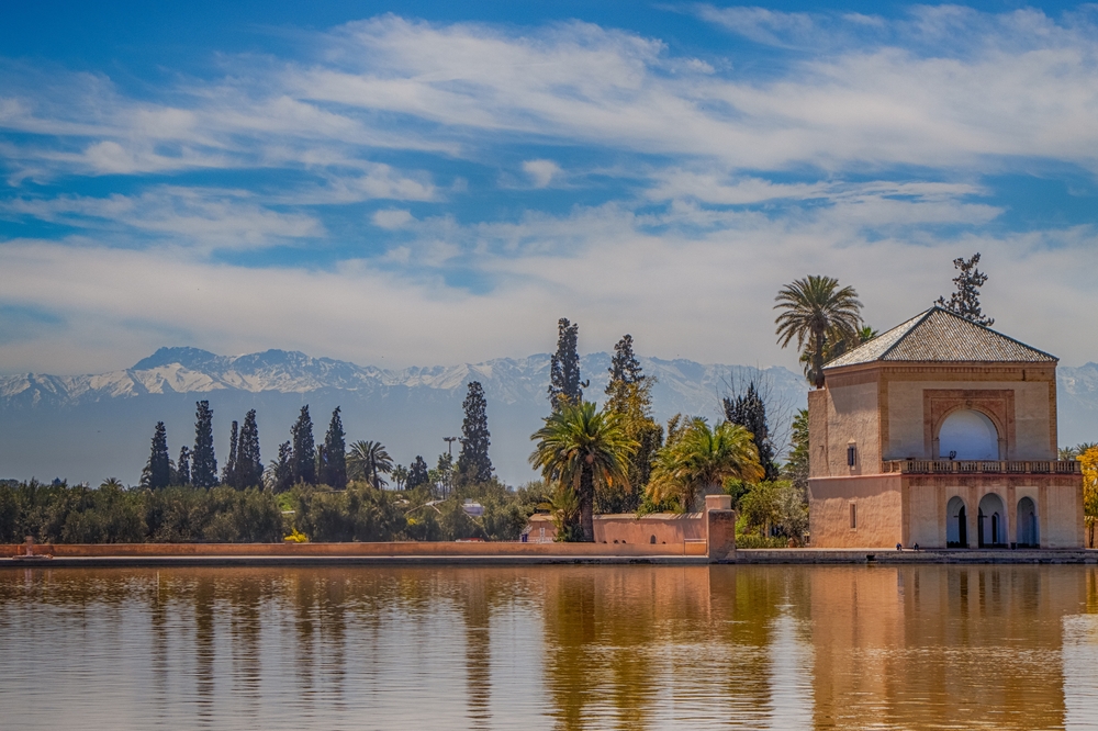 Hvor bør man bo i Marrakech? De 5 beste områdene & gode hoteller 4 Menara-hagene i Marrakech med paviljongen og Atlasfjellene i bakgrunnen