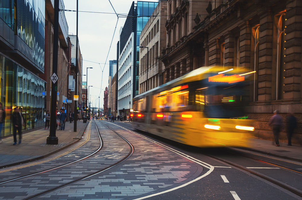 Fra Manchester lufthavn til sentrum - transportguide 4 Metrolink-trikk i Manchester sentrum om kvelden