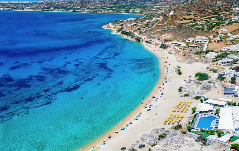 Hvor bør man bo på Naxos? De 6 beste områdene & gode hoteller 7 Stranden ved Mikri Vigla på Naxos sett fra luften