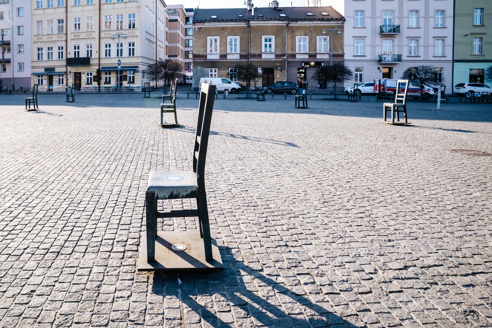 Severdigheter i Krakow: 18 ting å se og gjøre 9 Minnesmerket med de tomme stolene på Plac Bohaterów Getta i Podgórze i Krakow