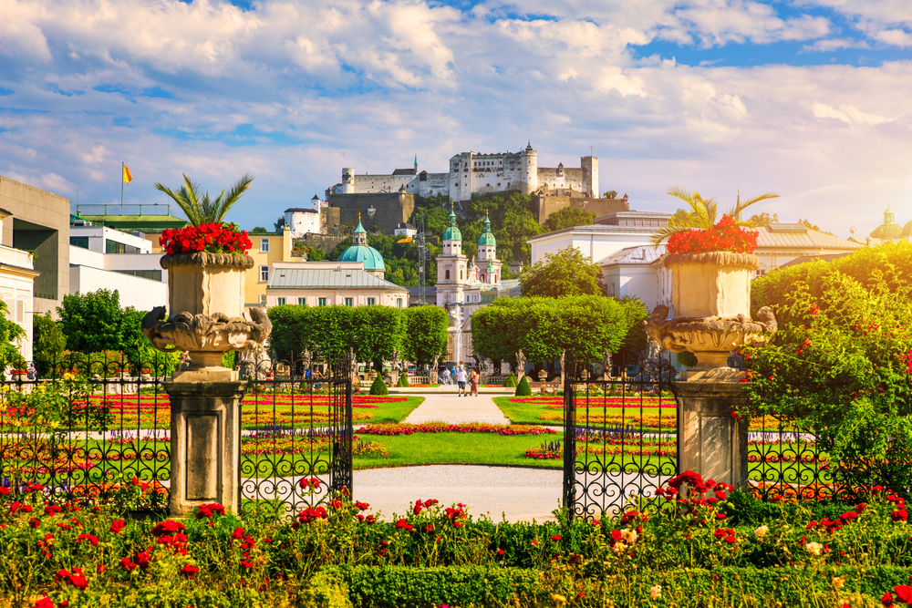 Hvor bør man bo i Salzburg? De 5 beste områdene & gode hoteller 3 Mirabellhagen i Salzburg med festningen Hohensalzburg i bakgrunnen
