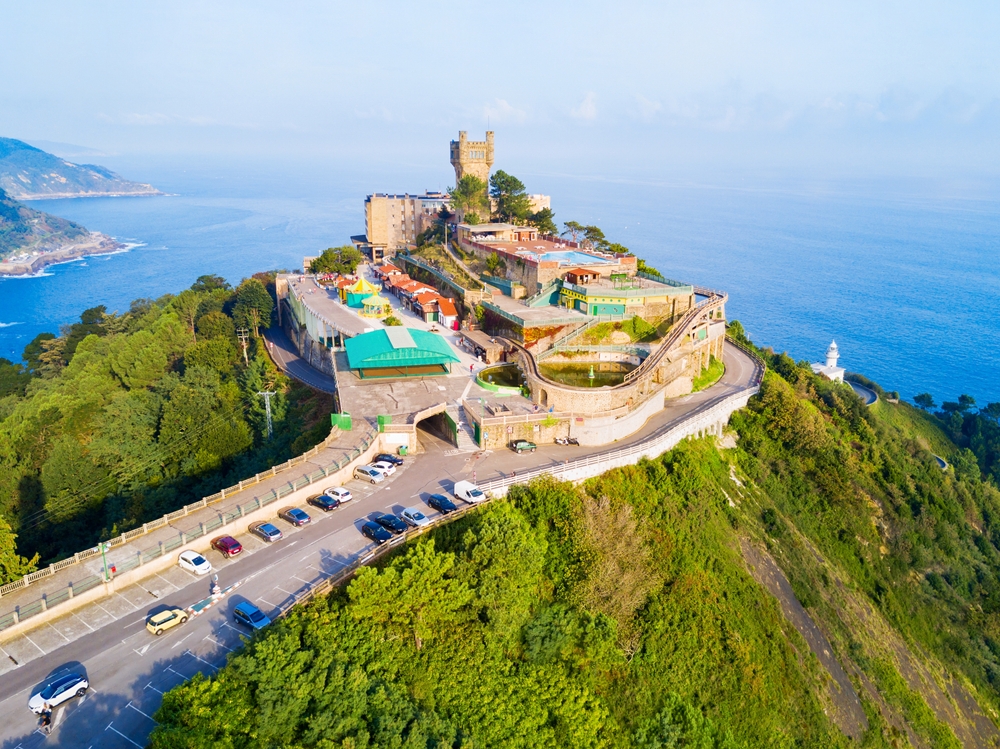 Hvor bør man bo i San Sebastian? De 6 beste områdene & gode hoteller 6 Tårn og fornøyelsespark på toppen av Monte Igueldo i San Sebastian