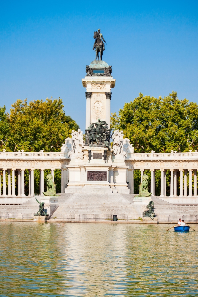 Monumentet over Alfonso XII ved dammen Estanque Grande i Retiroparken i Madrid