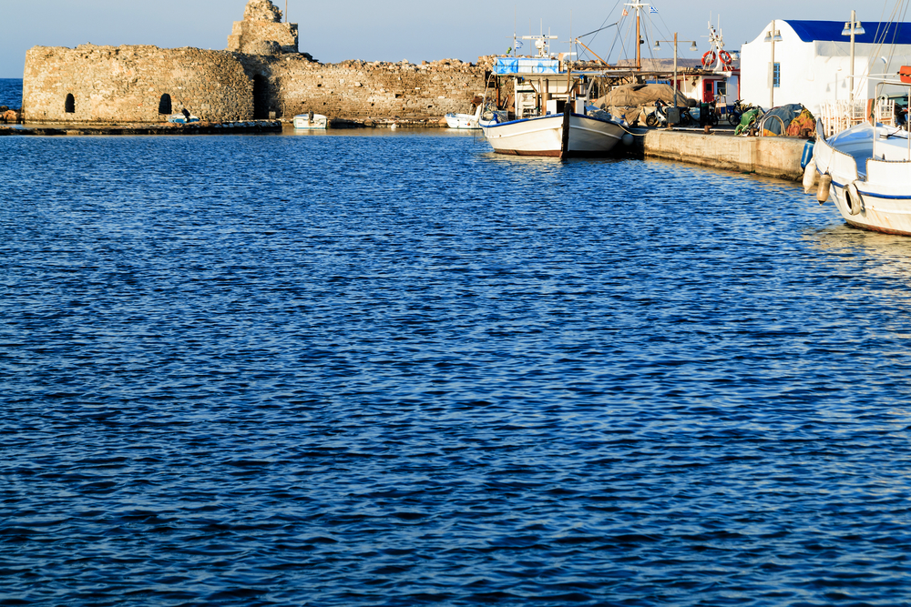 Fiskehavnen i Naoussa med den venetianske festningen på Paros