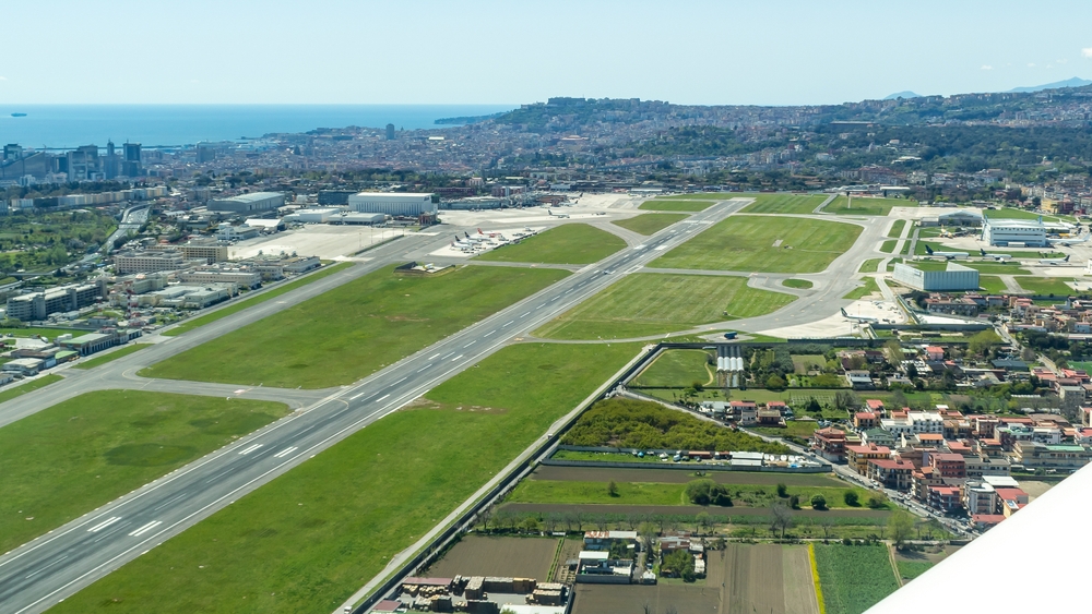 Flyfoto av flyplassen i Napoli