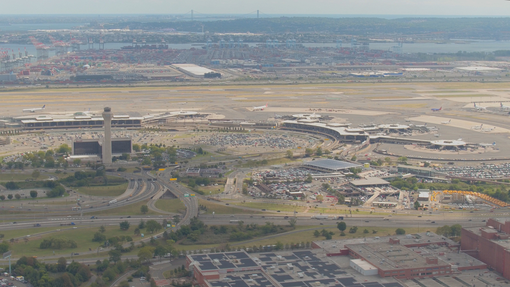 Veiskilt til Newark Liberty International Airport foran flyplassens kontrolltårn