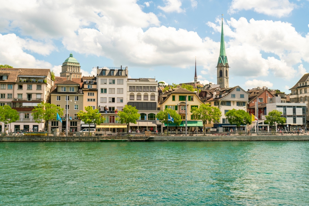 Niederdorf sett fra elven Limmat i Zürich