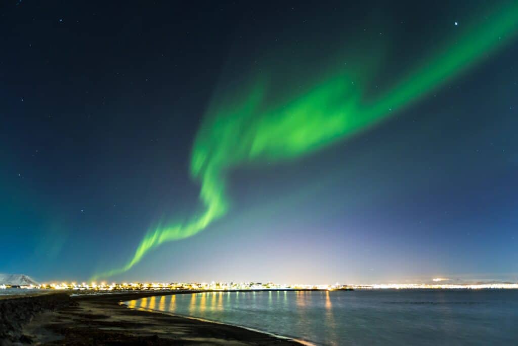 Hvor bør man bo i Reykjavik? De 4 beste områdene & gode hoteller 6 Nordlys over Reykjavik