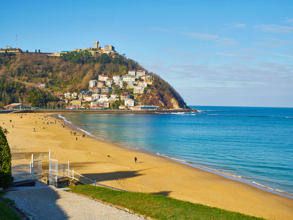 Hvor bør man bo i San Sebastian? De 6 beste områdene & gode hoteller 5 Ondarreta-stranden med Monte Igueldo i bakgrunnen, sett fra hagen ved Miramar-palasset