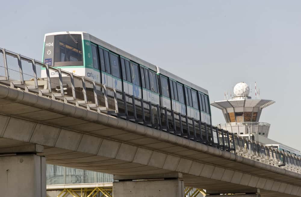 Orlyval-toget på viadukten ved Orly lufthavn
