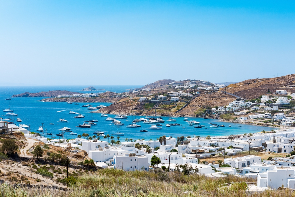 Solsenger og parasoller på Ornos-stranden på Mykonos