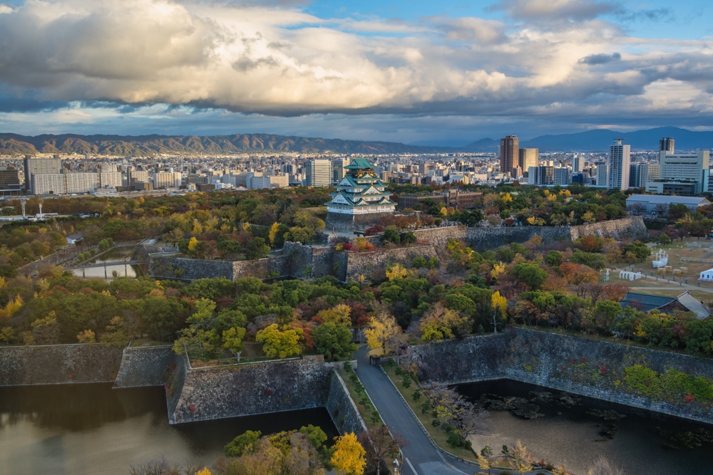 Osakas silhuett med Osaka Castle om høsten