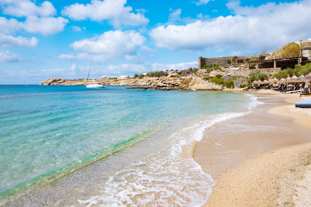 Solsenger og parasoller på Paradise Beach på Mykonos