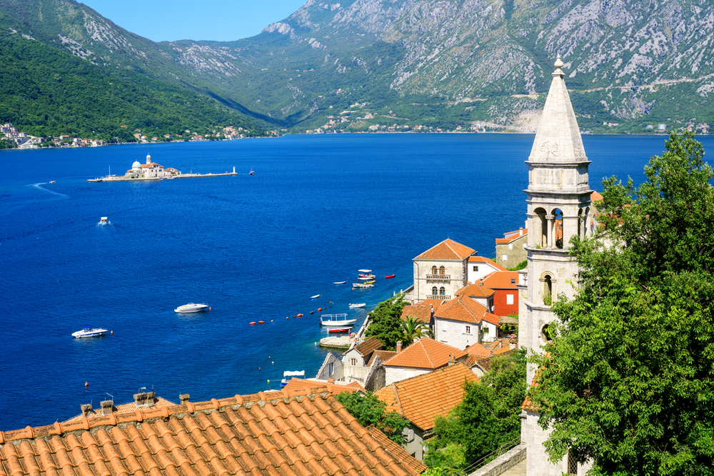 Perast ved Kotorbukten med øya Vår Frue på Klippen
