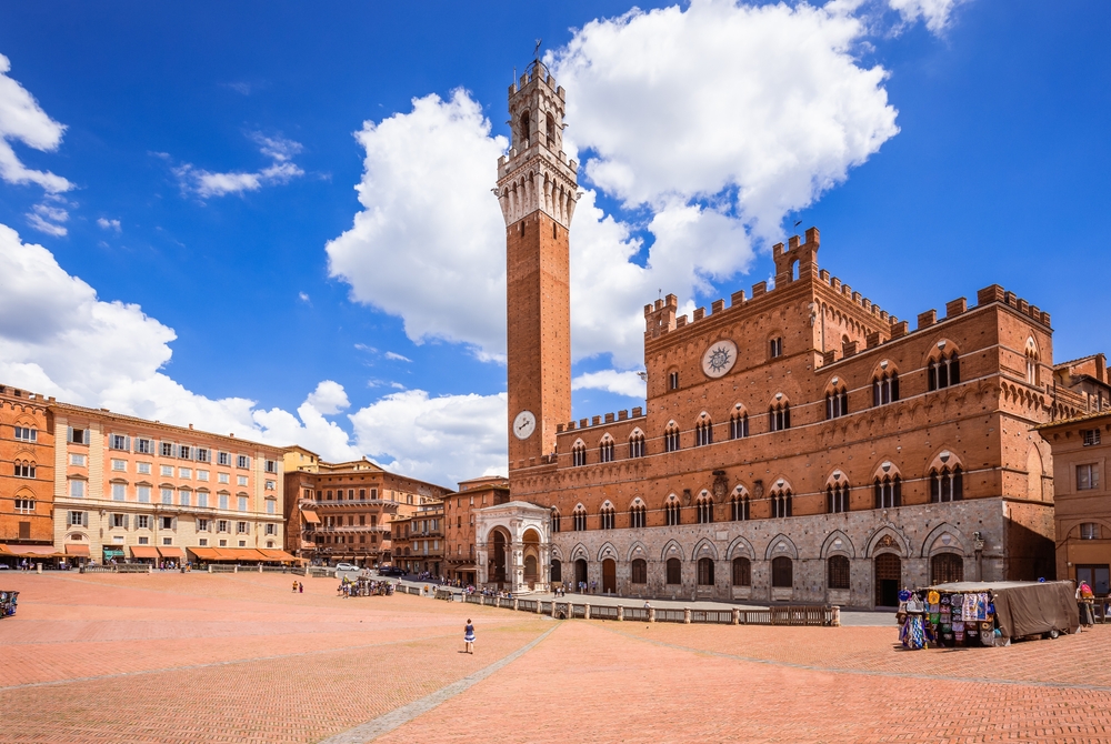 Piazza del Campo med rådhuset og tårnet Torre del Mangia i Siena