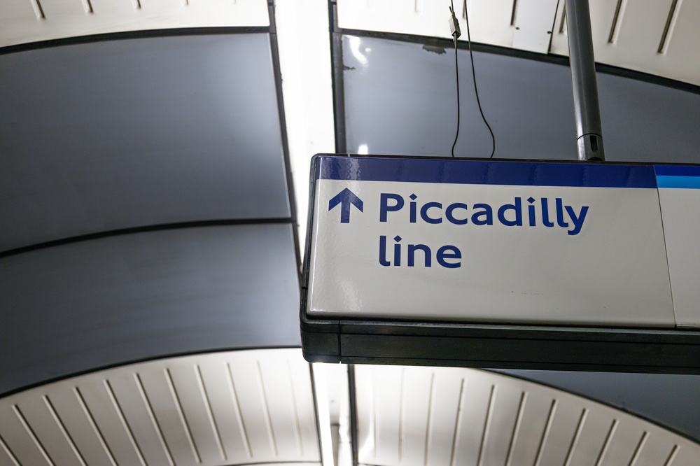 Skilt til Piccadilly line på en undergrunnsstasjon i London