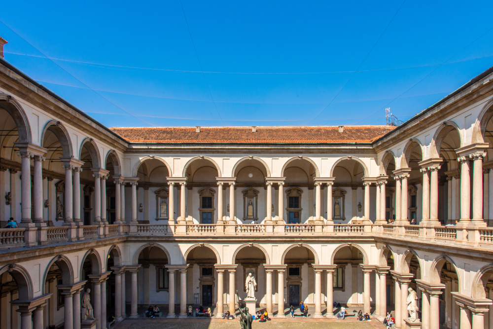 20 severdigheter i Milano: høydepunkter, museer og dagsturer 7 Gårdsplassen til Pinacoteca di Brera med Napoleon-statuen