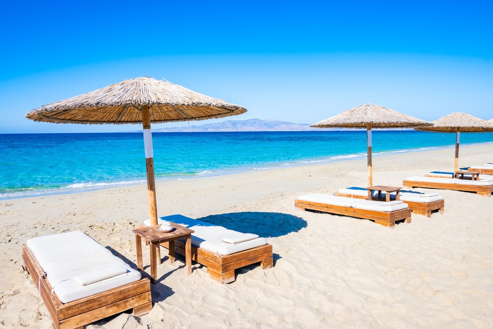 Hvor bør man bo på Naxos? De 6 beste områdene & gode hoteller 6 Parasoller på Plaka-stranden på Naxos