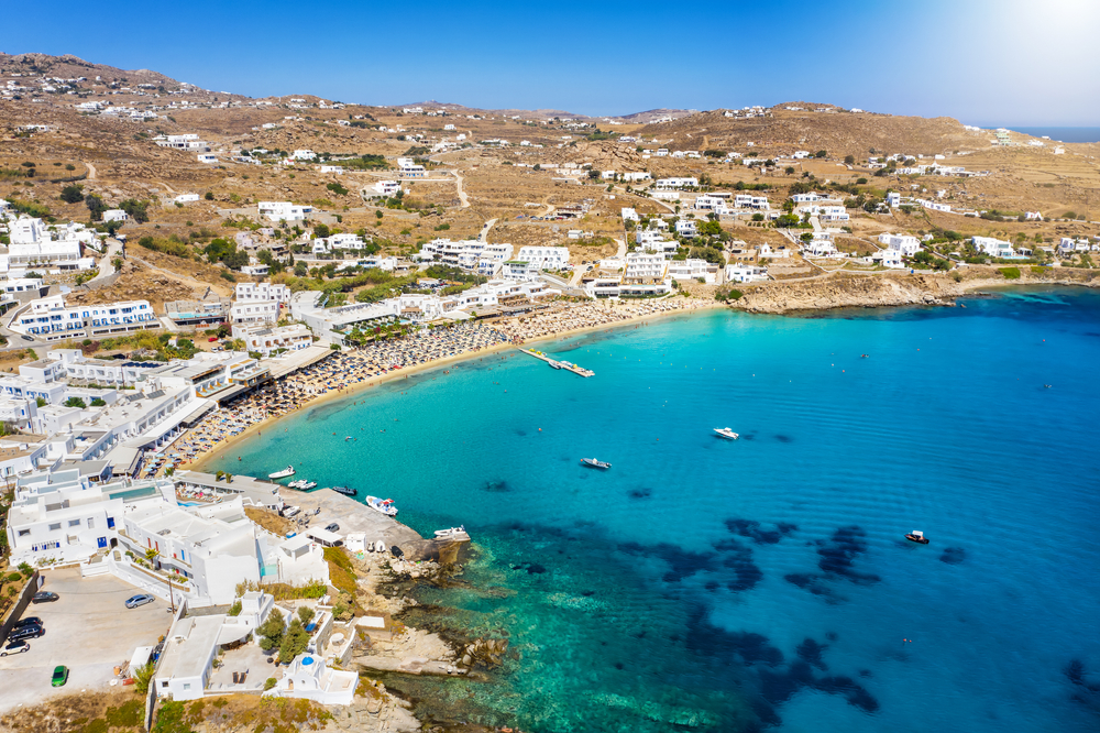 Flyfoto av stranden Platis Gialos på Mykonos