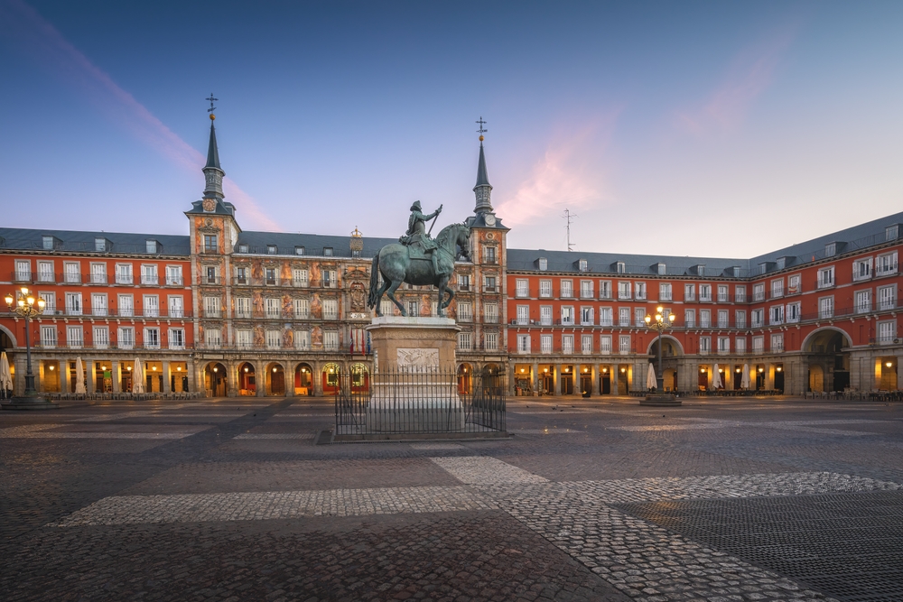 Plaza Mayor i Madrid ved soloppgang med rytterstatuen av Filip III