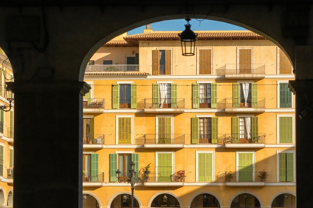 Severdigheter på Mallorca: de 17 beste tingene å se og gjøre 6 Plaza Mayor i gamlebyen i Palma de Mallorca sett gjennom en steinbue