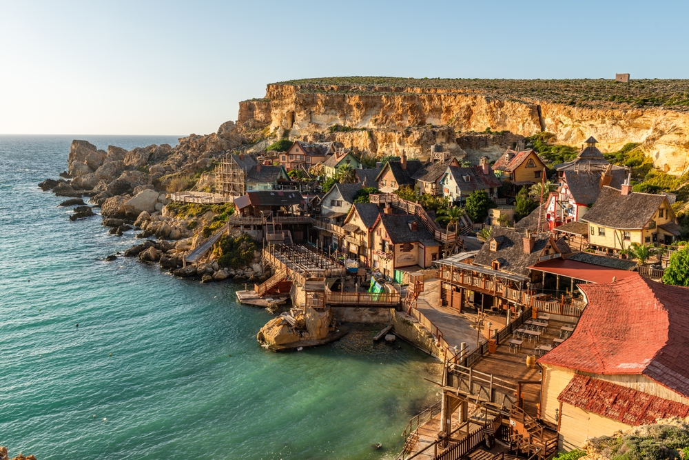 Popeye Village ved Anchor Bay i Mellieħa på Malta