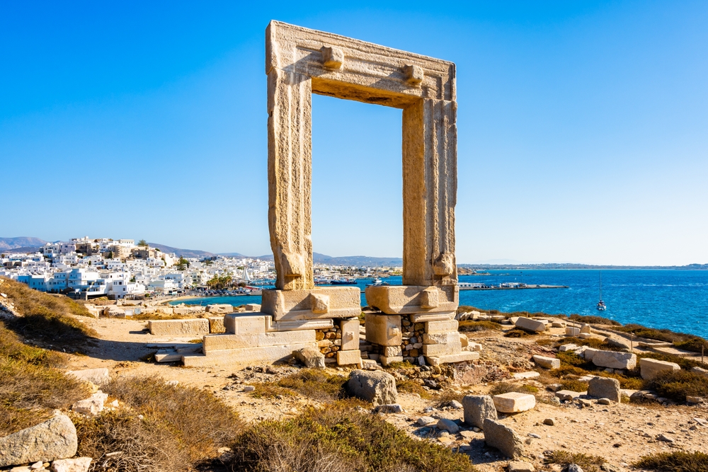 Hvor bør man bo på Naxos? De 6 beste områdene & gode hoteller 2 Portara, porten fra Apollon-tempelet, med utsikt mot havnen og Naxos by